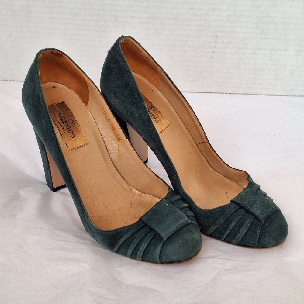 VALENTINO GREEN Suede Bow Accents Pumps 36 / 6